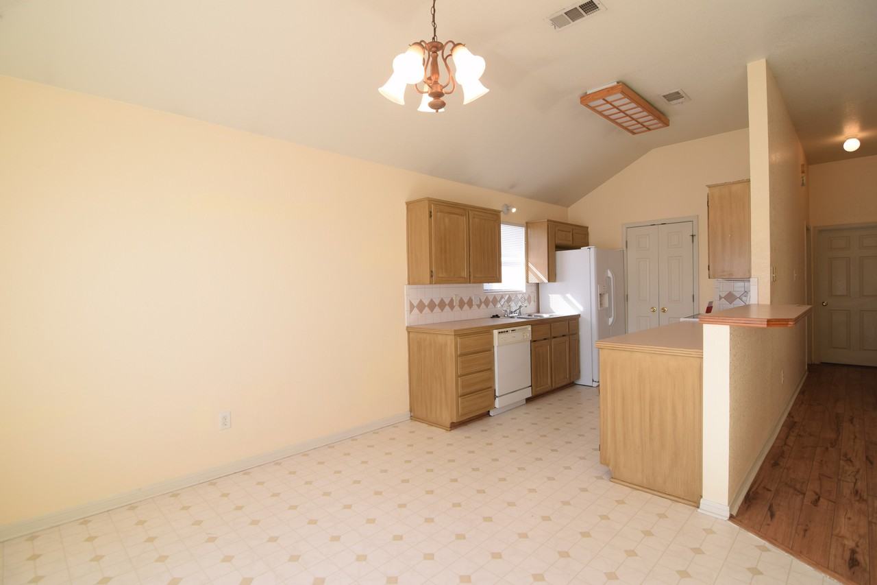 4041 Wells Dr - Photo 3 of 17