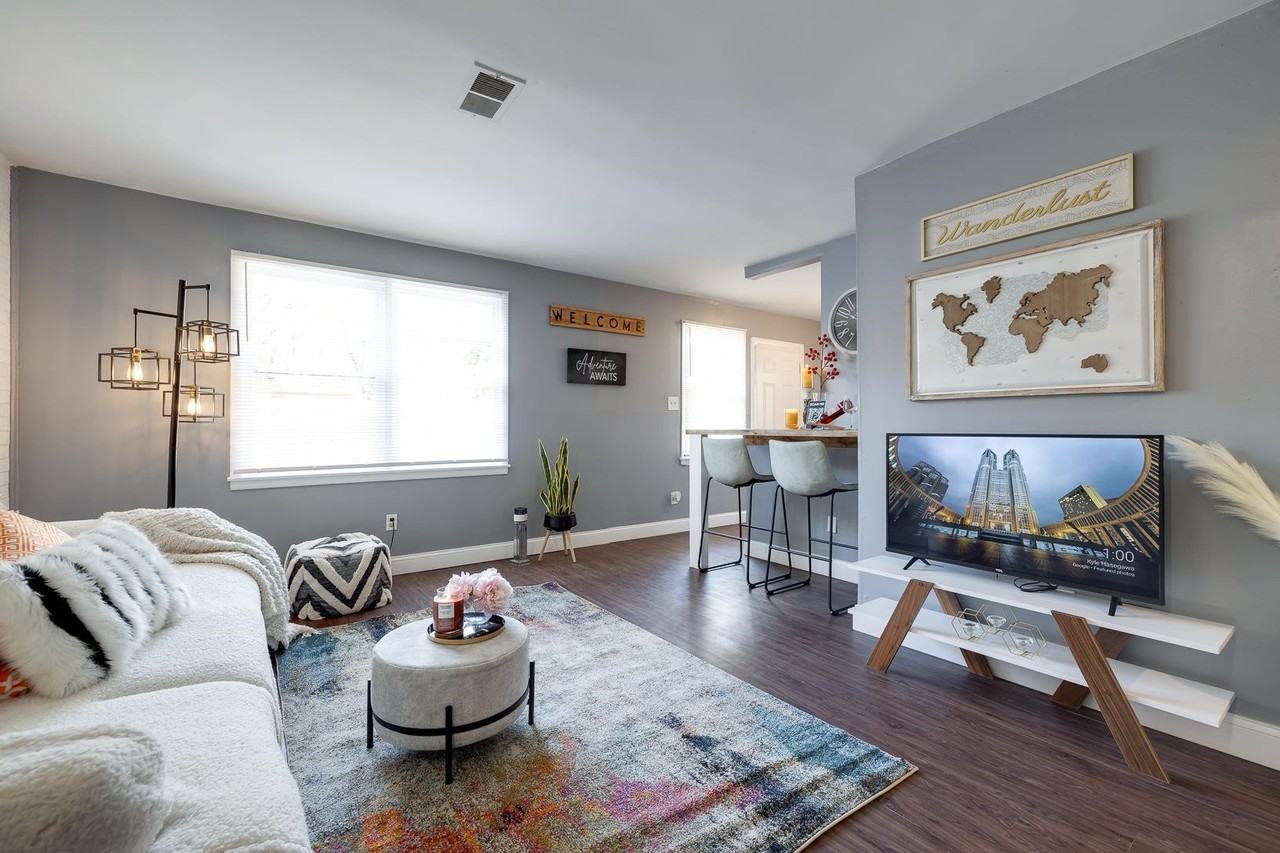 1050 N Parkway - Photo 2 of 16