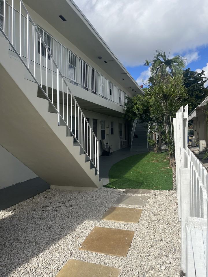 611 Northeast 5th Street #9 - Photo 2 of 8