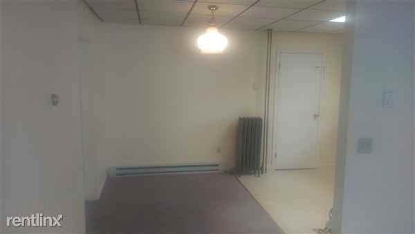 302 W Franklin St - Photo 2 of 3