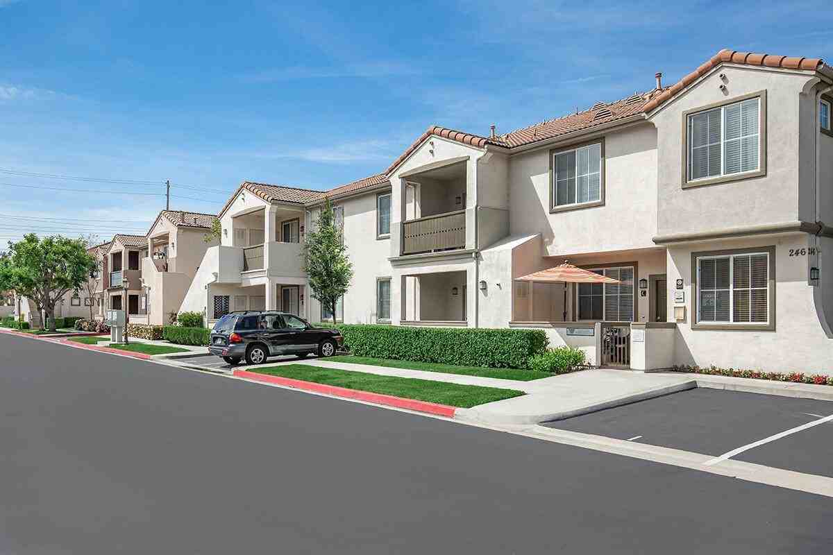 246 Lincoln St - Photo 2 of 5