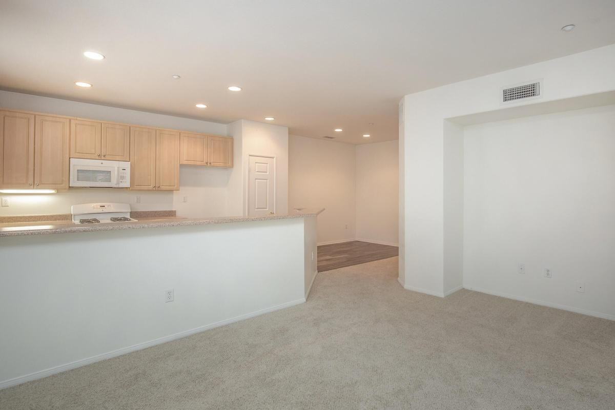 246 Lincoln St - Photo 2 of 11