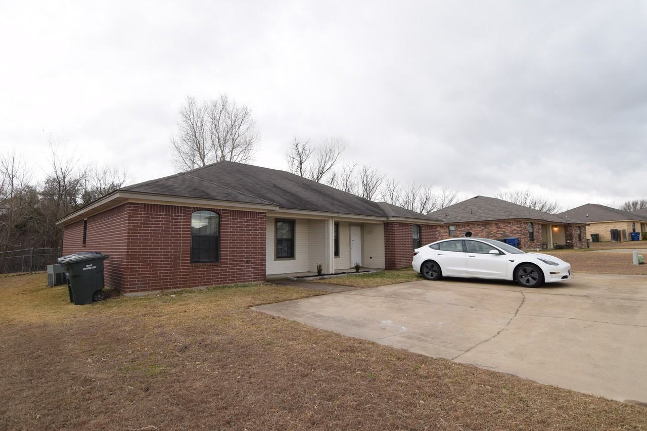 313 Janelle Dr - Photo 2 of 17