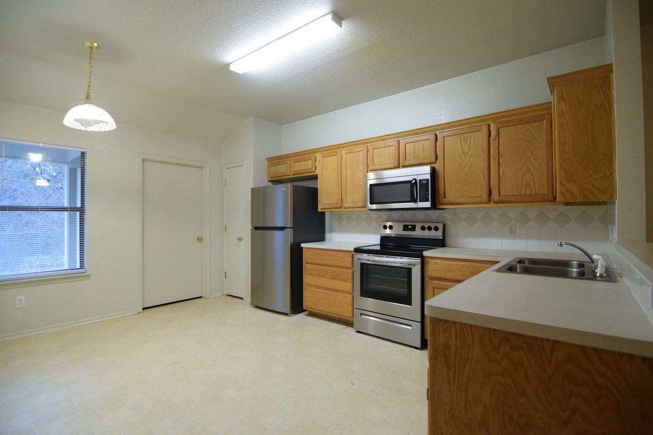 313 Janelle Dr - Photo 3 of 17