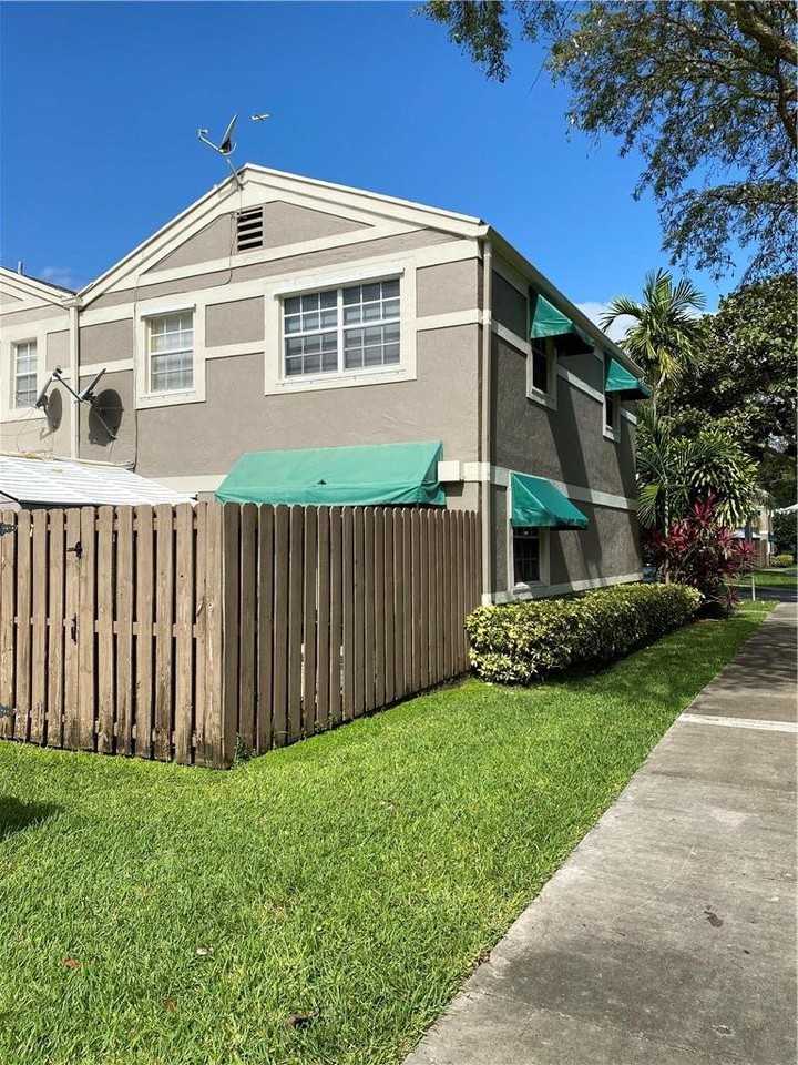 12366 Sw 51st Pl #12366 - Photo 2 of 8