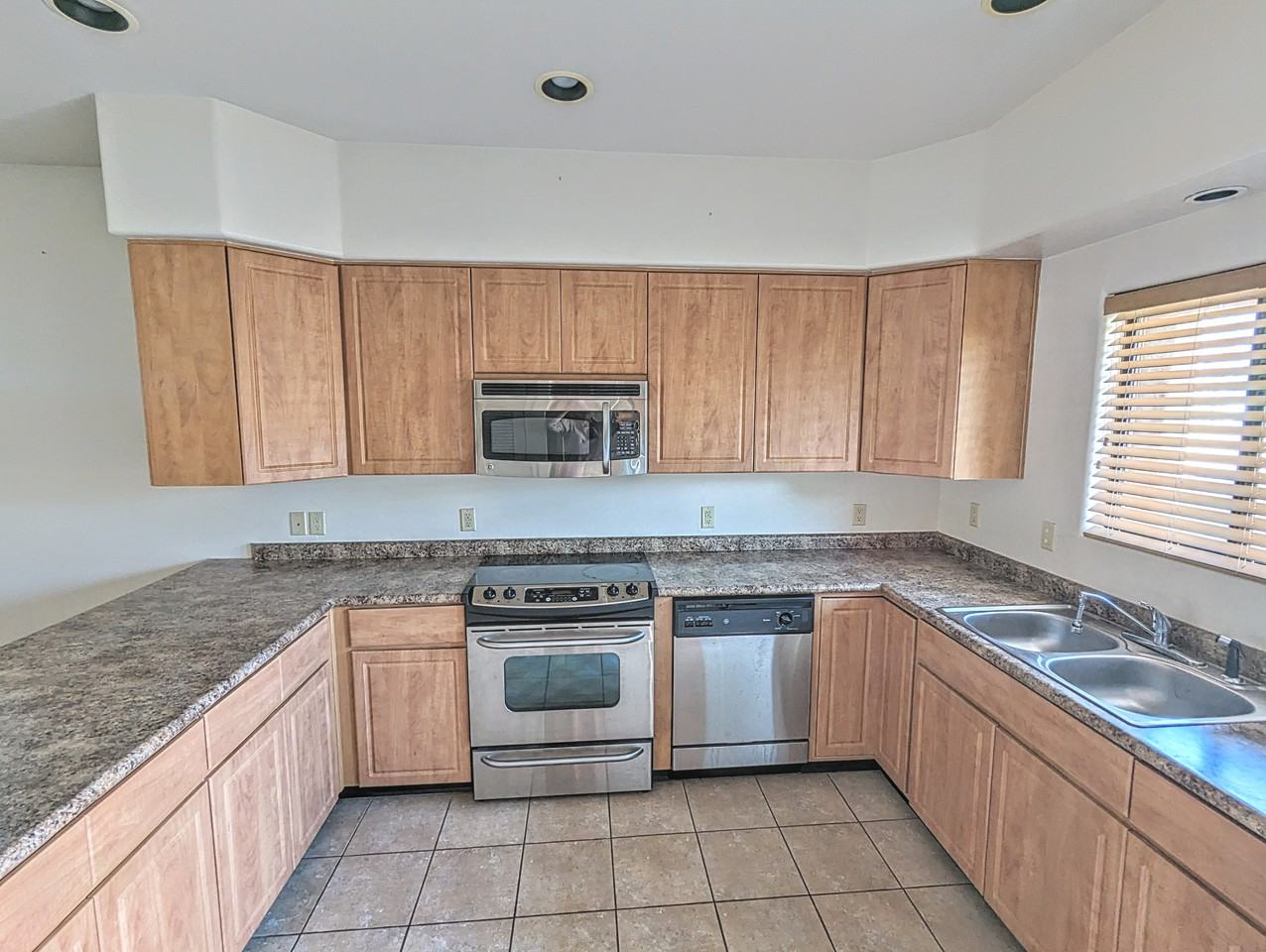 1449 W Kilburn St - Photo 3 of 9