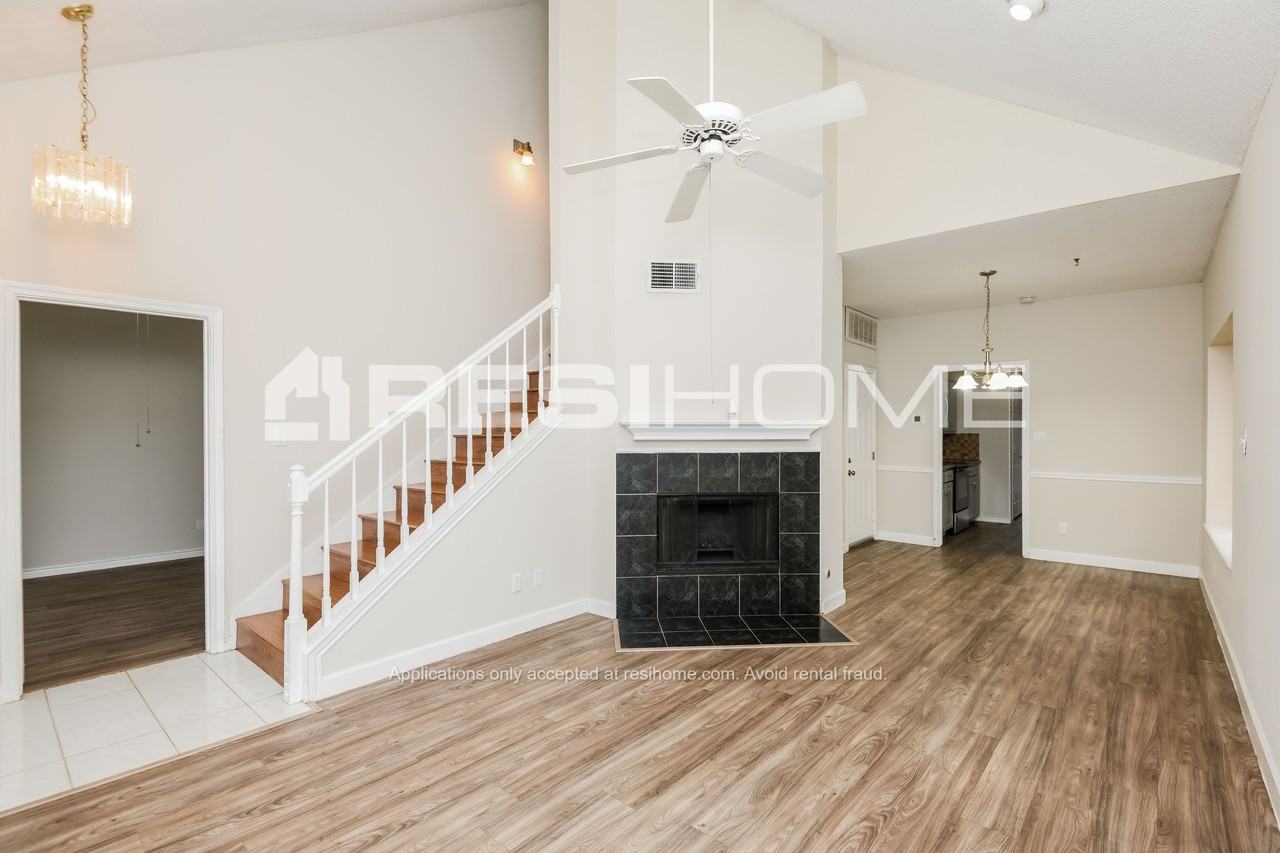 1744 Creekbend Dr - Photo 3 of 19