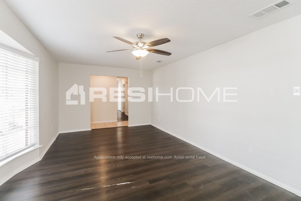 801 Savannah Way - Photo 3 of 18
