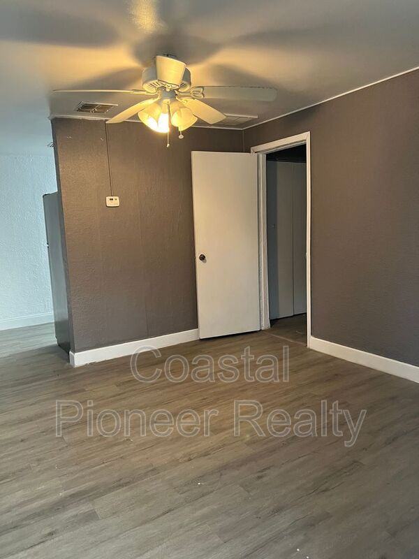 7026 Washington St - Photo 3 of 8