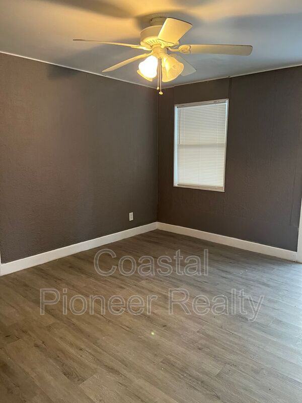 7026 Washington St - Photo 4 of 8