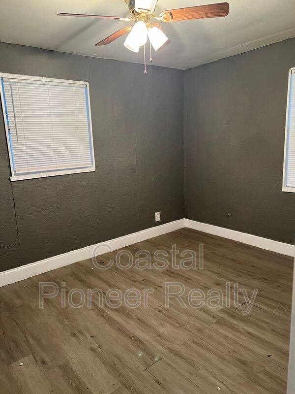 7026 Washington St - Photo 7 of 8