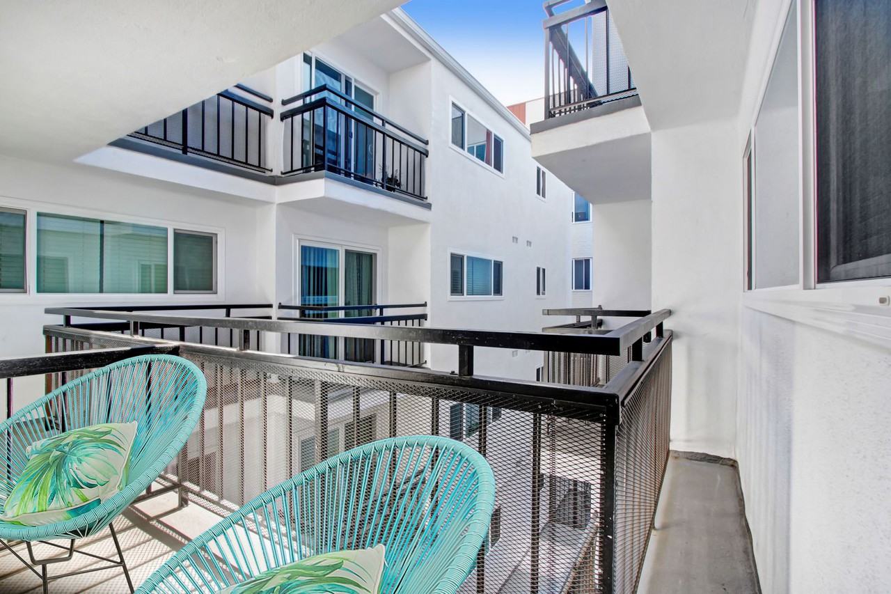 520 Kelton - Photo 4 of 26