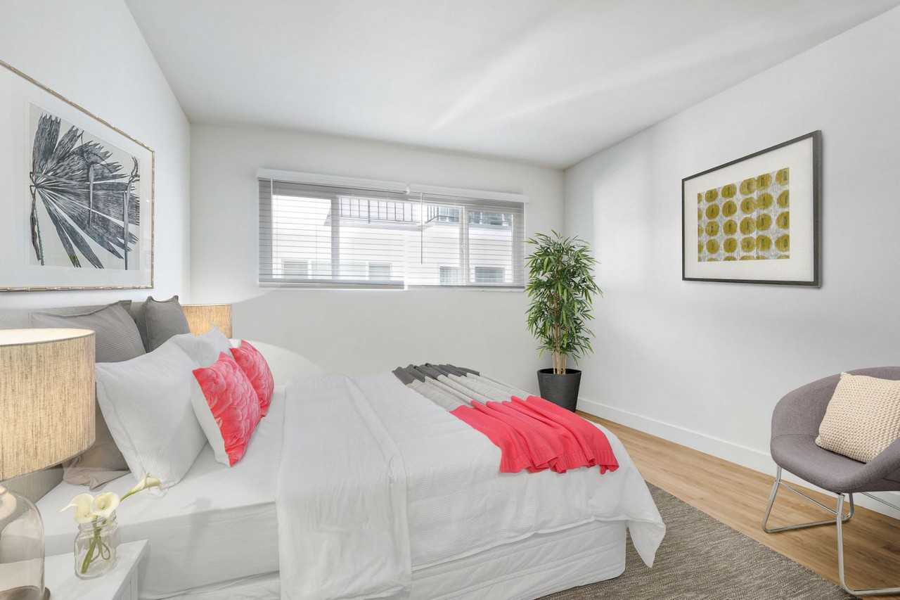 520 Kelton - Photo 5 of 26