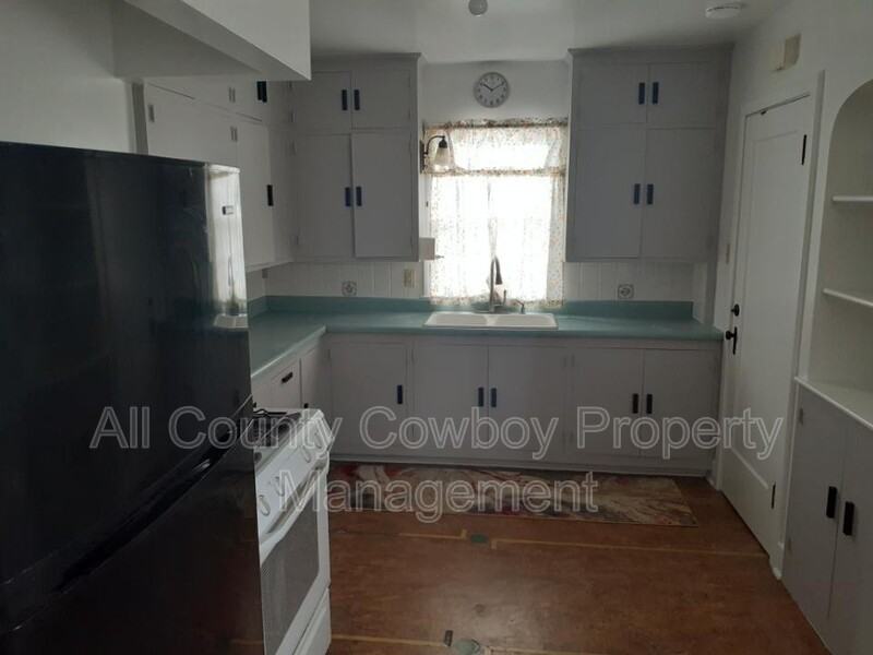819 E Lewis St - Photo 3 of 8