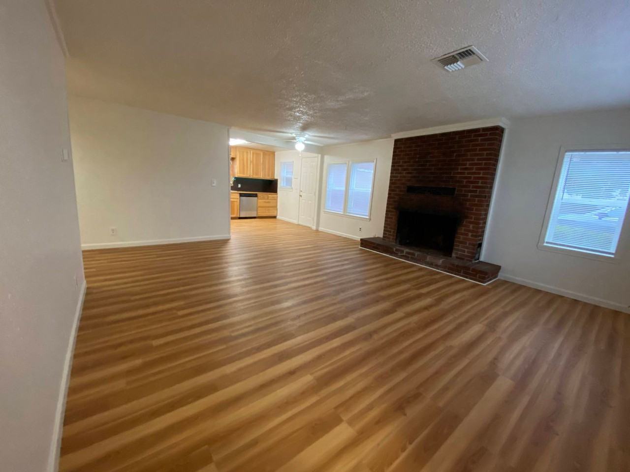 310 Se Gregory Dr - Photo 3 of 18
