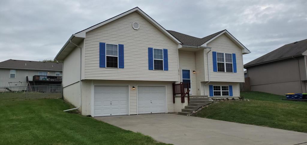 18713 Woodruff St - Photo 4 of 11