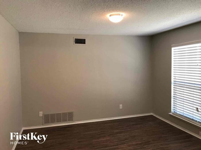1606 Rockdale Dr - Photo 2 of 12