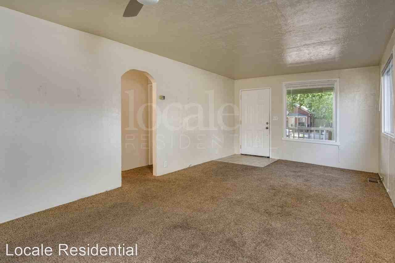 709 Ivy St - Photo 2 of 13