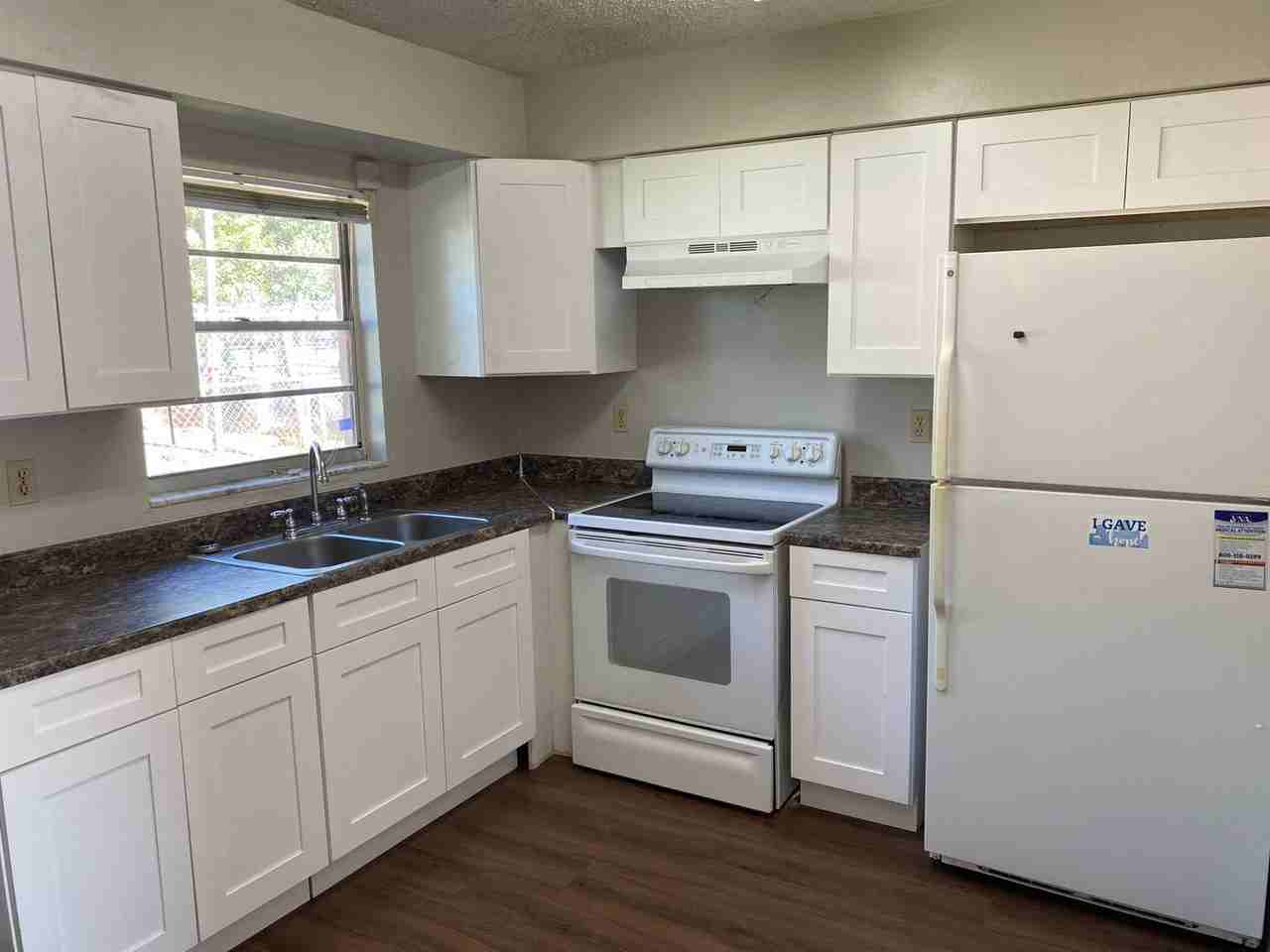 621 Montana Ave - Photo 3 of 5