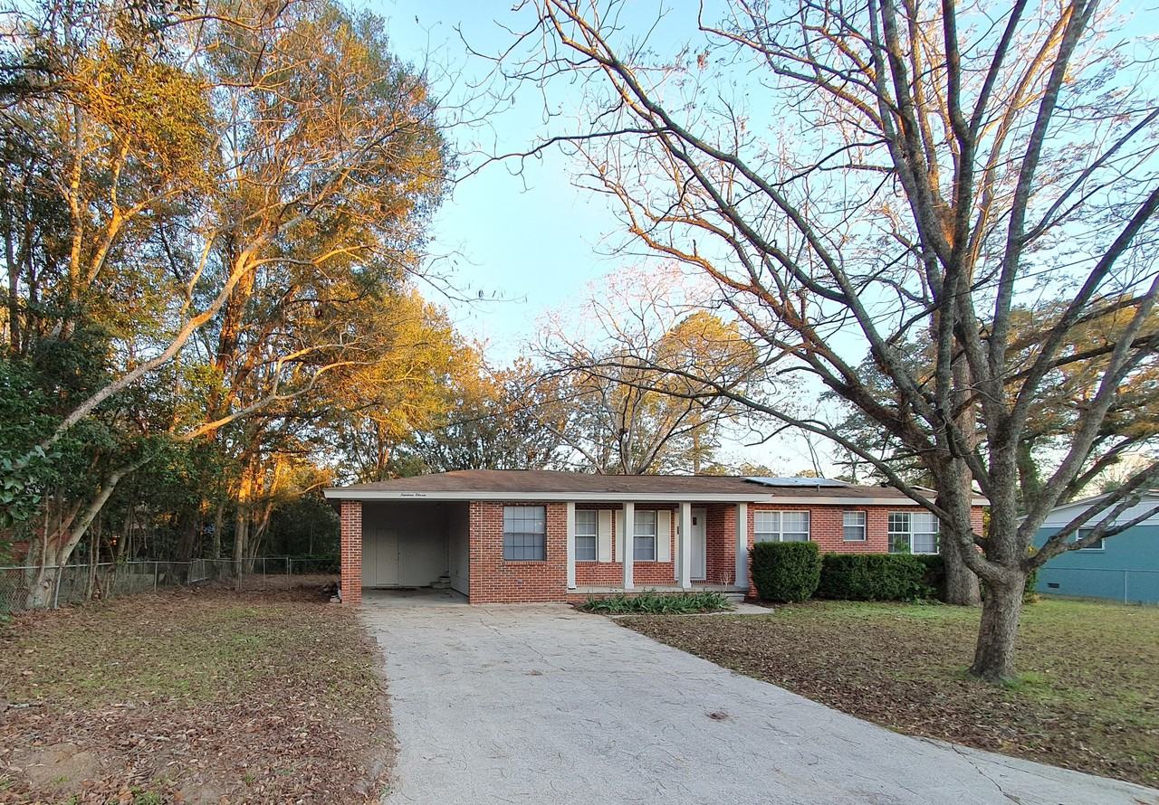 1911 Fannie Dr - Photo 2 of 14