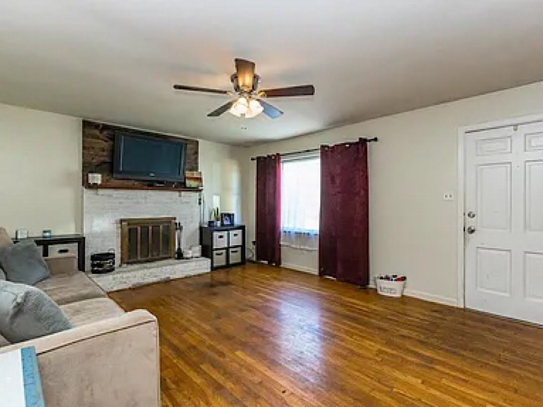 1208 Austin Ct - Photo 2 of 14