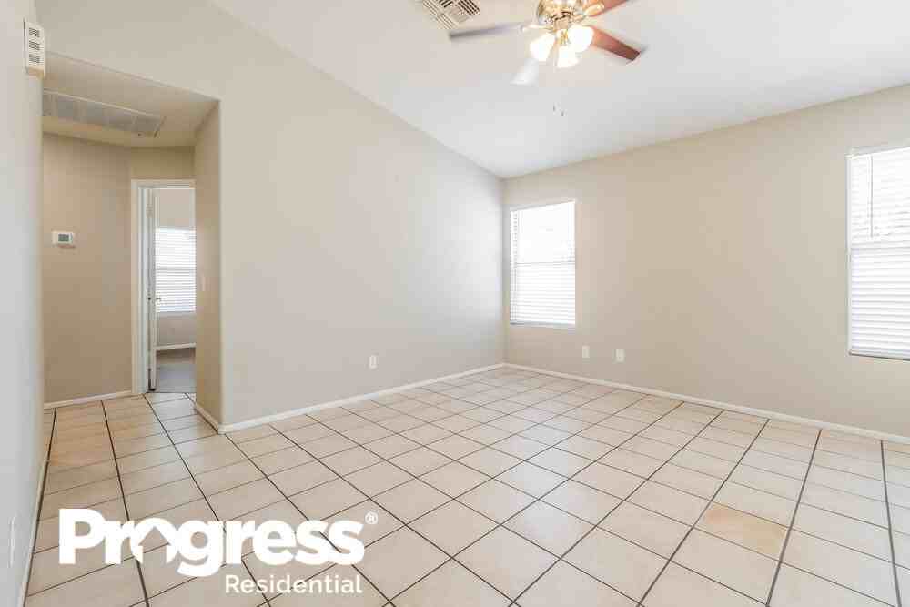 832 W Leah Ln - Photo 3 of 16