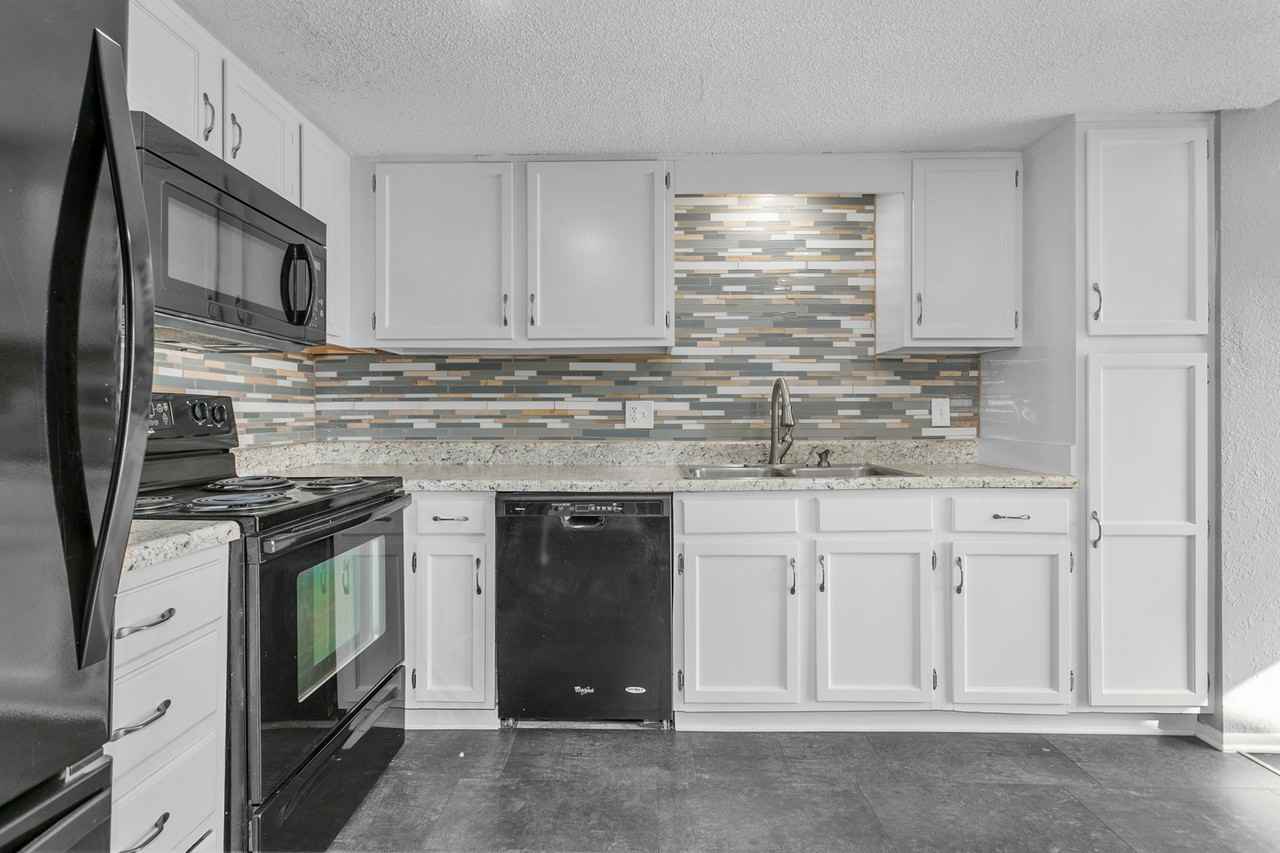 565 Nw Valleybrook Rd #1 - Photo 3 of 29