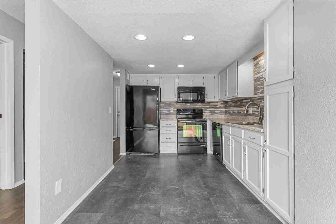 565 Nw Valleybrook Rd #1 - Photo 4 of 29