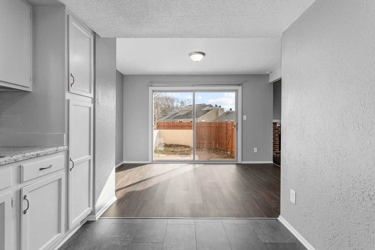 565 Nw Valleybrook Rd #1 - Photo 5 of 29