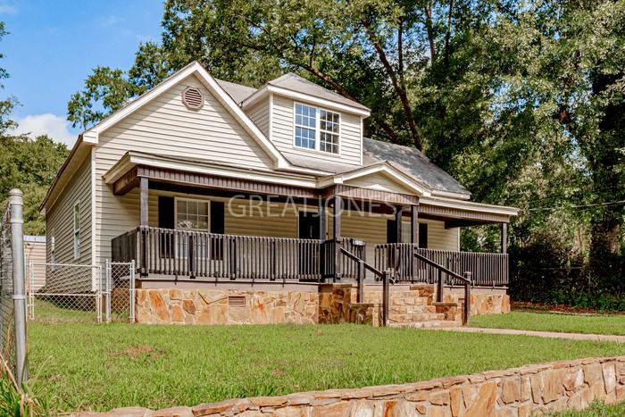 209 Poplar St - Photo 3 of 19