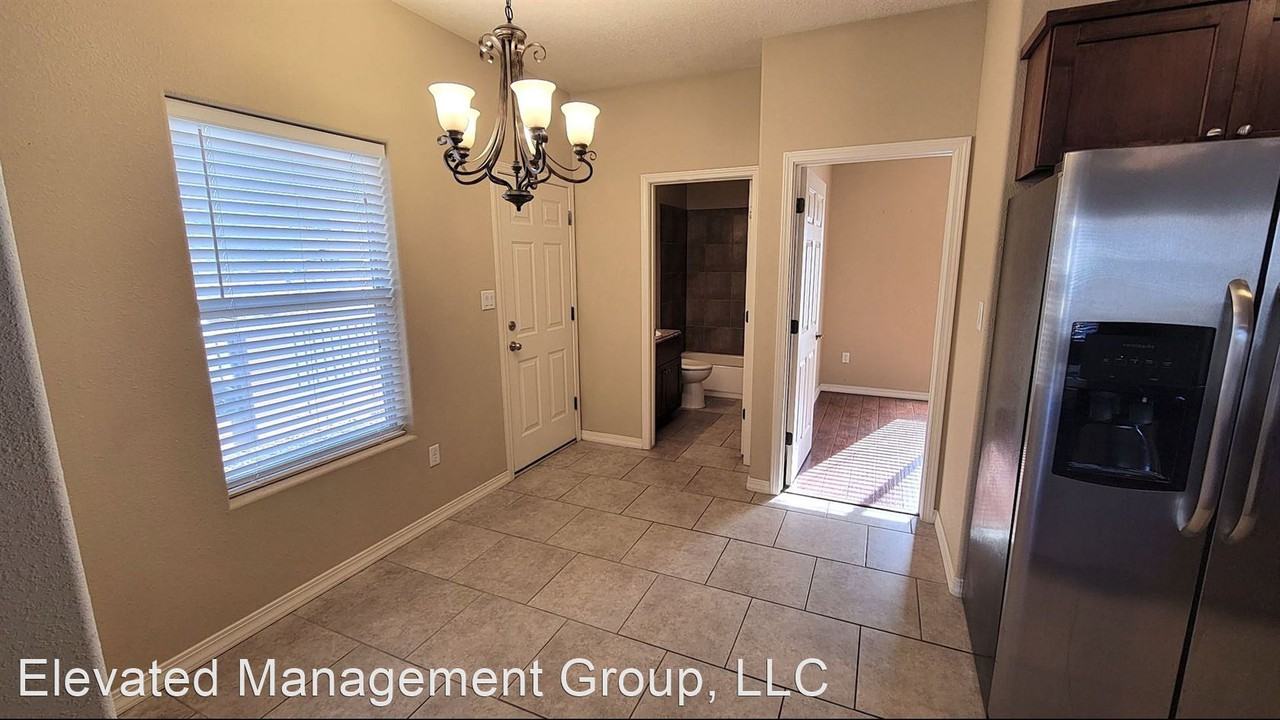 204 San Clemente NW - Photo 2 of 12