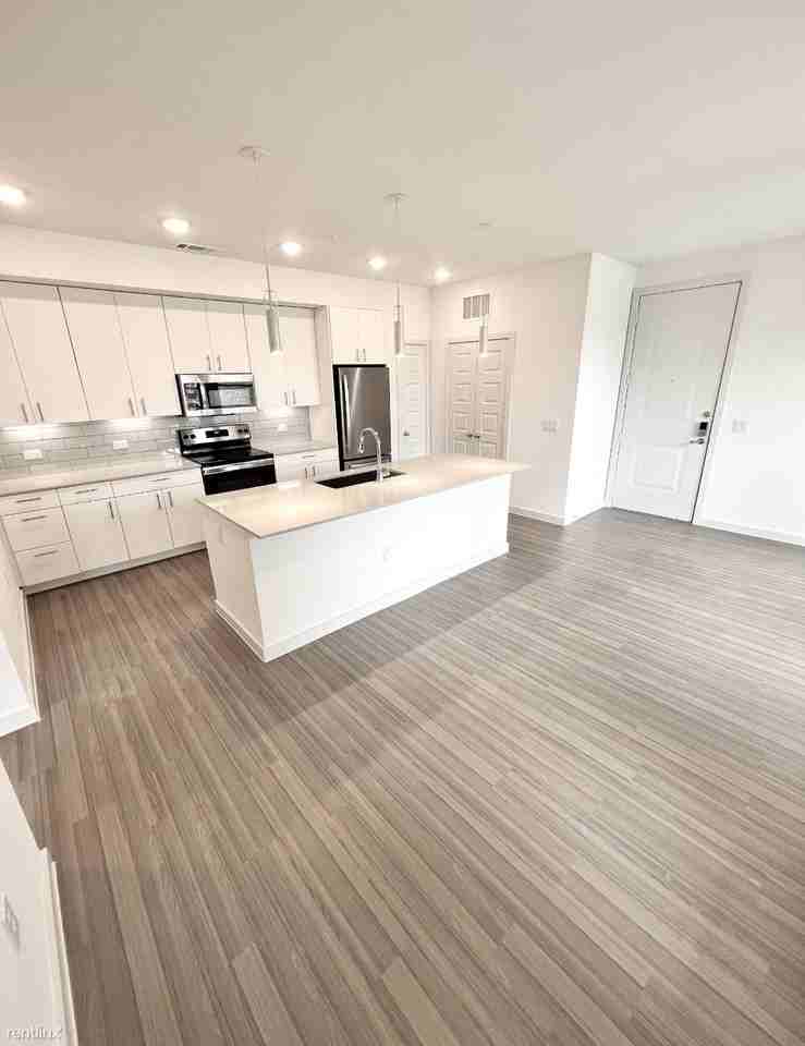 18822 Hilltop Commercial Dr - Photo 2 of 8