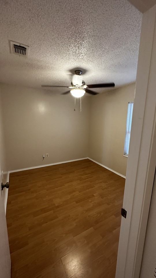 1002 Sarah Lee Ln - Photo 2 of 9