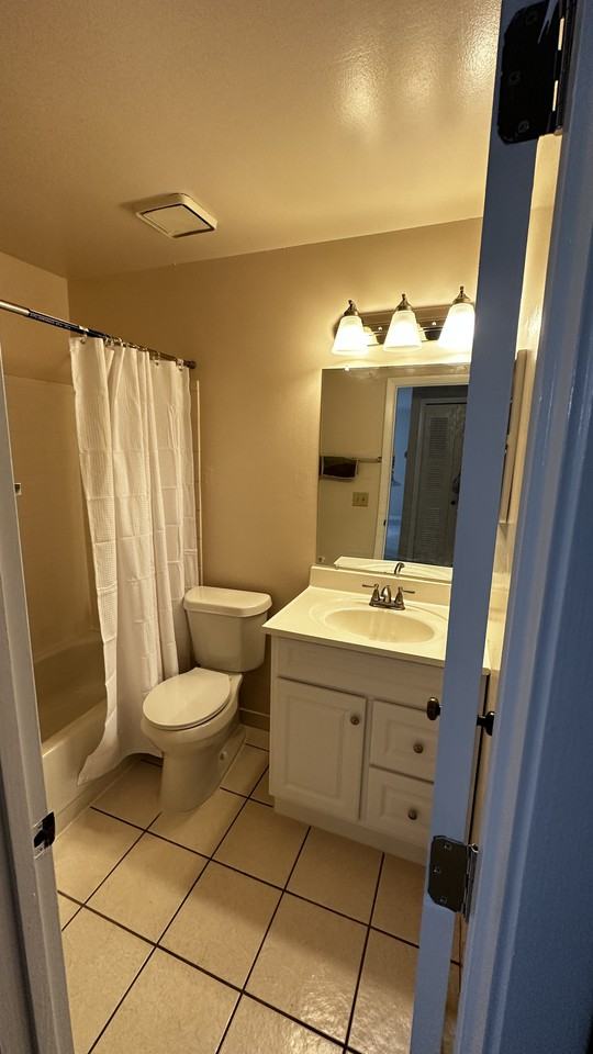 1002 Sarah Lee Ln - Photo 4 of 9