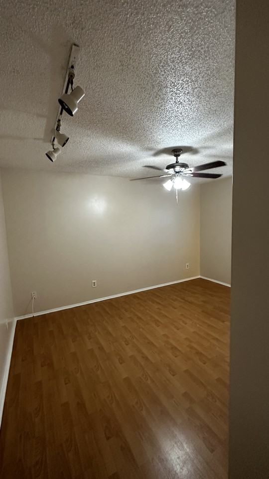 1002 Sarah Lee Ln - Photo 5 of 9