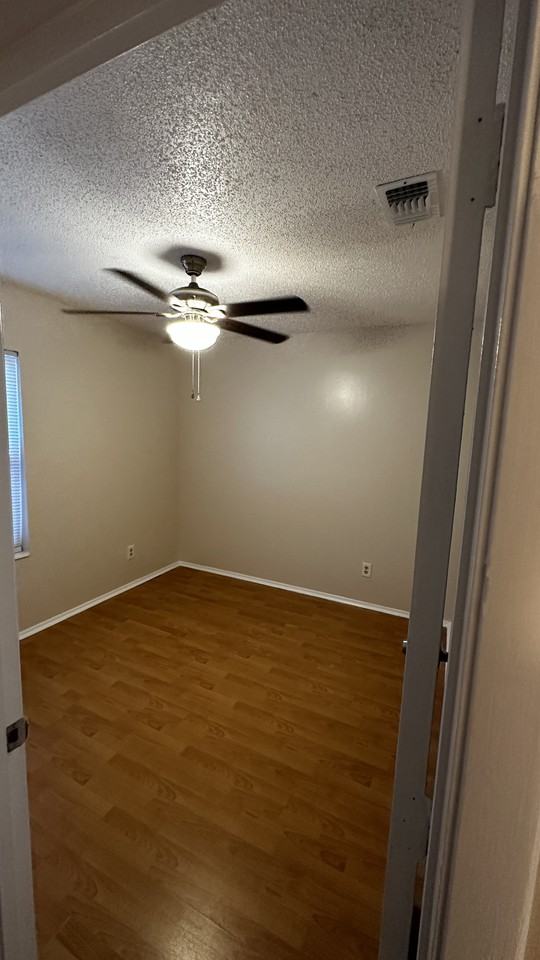 1002 Sarah Lee Ln - Photo 6 of 9