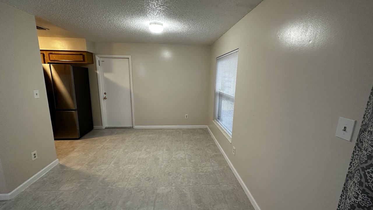 1002 Sarah Lee Ln - Photo 7 of 9