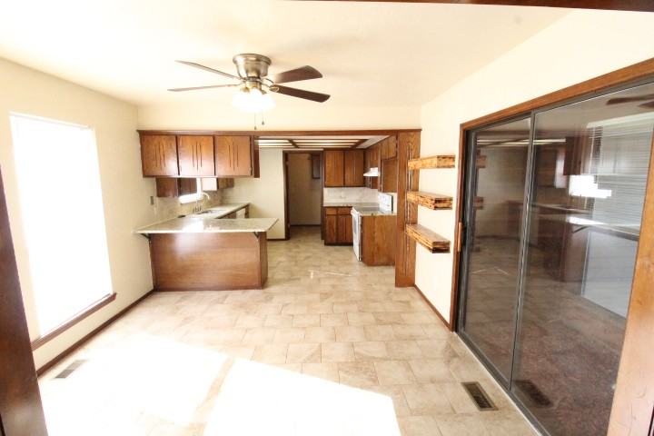 1136 West Johnathan Way - Photo 5 of 18