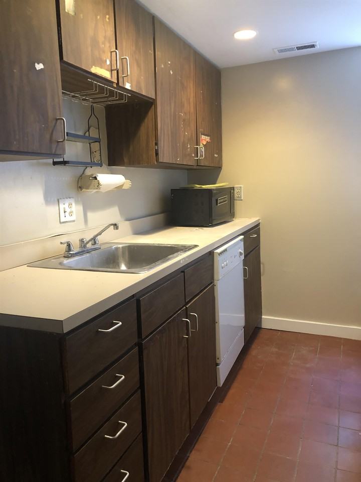 709 S American St #2R - Photo 3 of 10