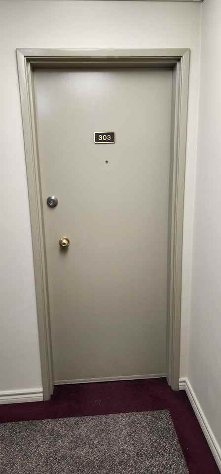 Spacious 1 bed 1 bath condo*Utilities Included*Gym, games room & sport courts* - Photo 2 of 39