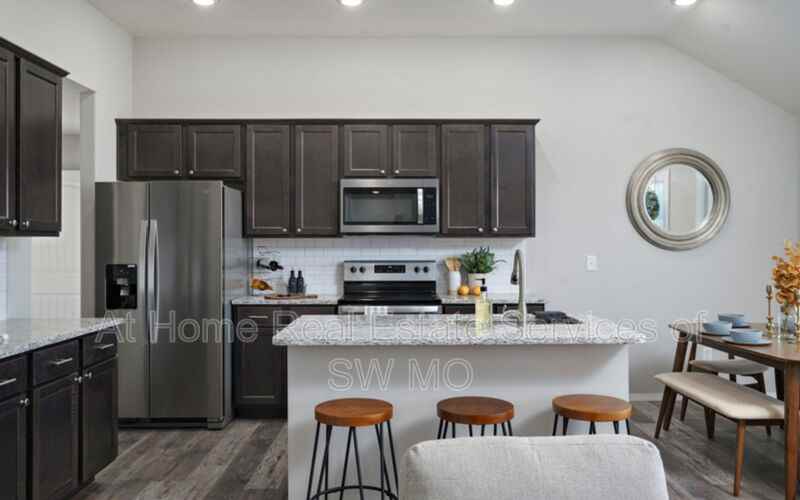 227 W Canterbury Ln - Photo 3 of 18