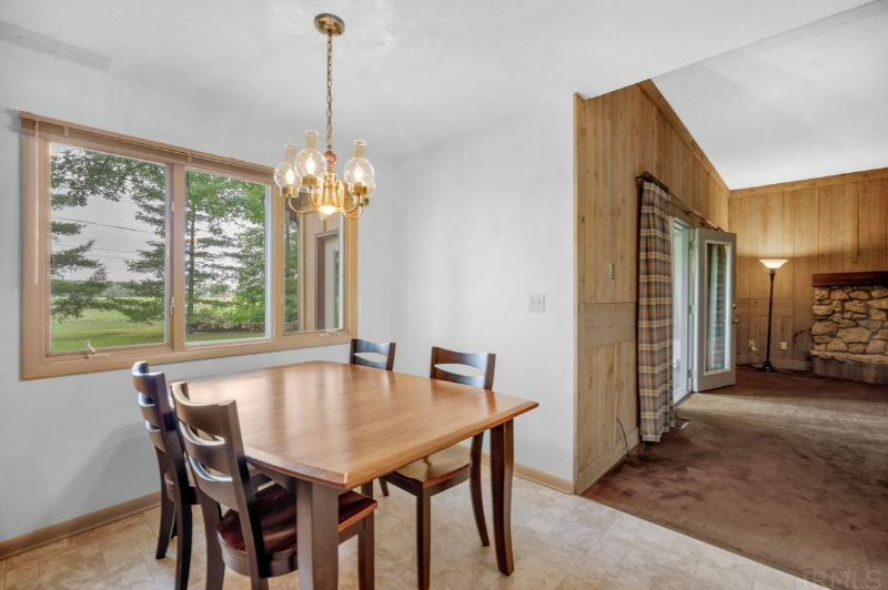 1101 Pinoak Dr - Photo 3 of 12