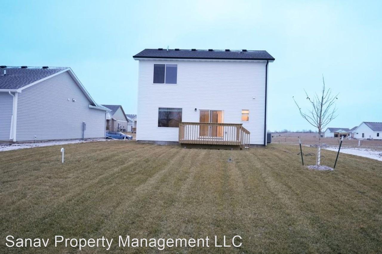 9820 Nw 82nd Ave - Photo 2 of 24