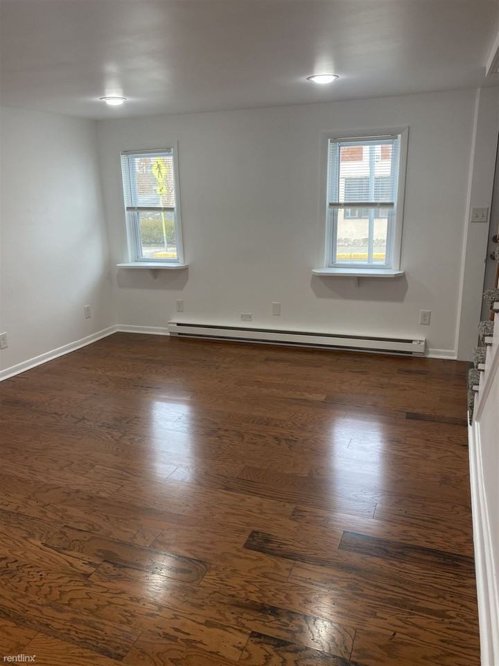 3046 Main St - Photo 2 of 10