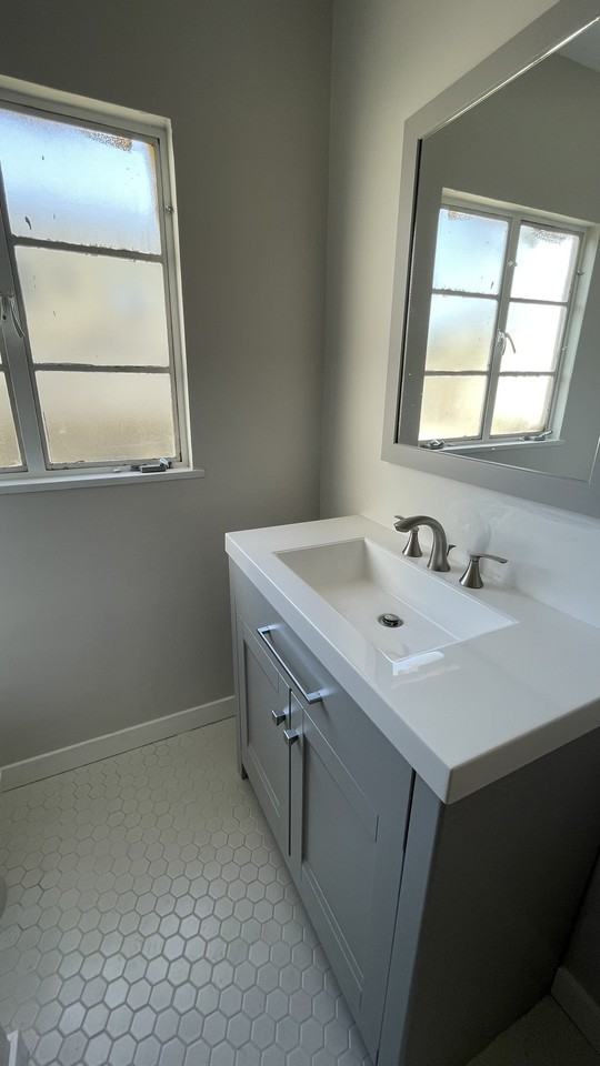 324 W 7th St #C - Photo 3 of 11