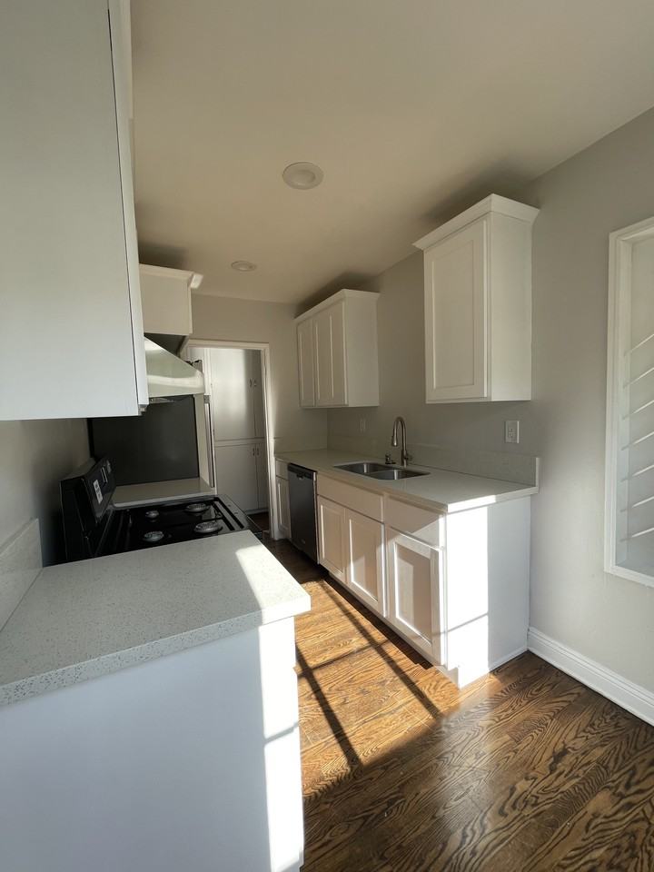 324 W 7th St #C - Photo 6 of 11