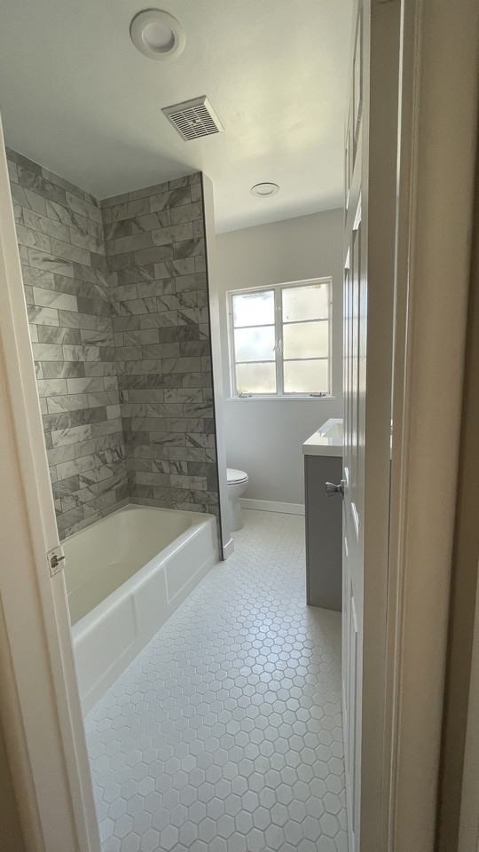 324 W 7th St #C - Photo 7 of 11