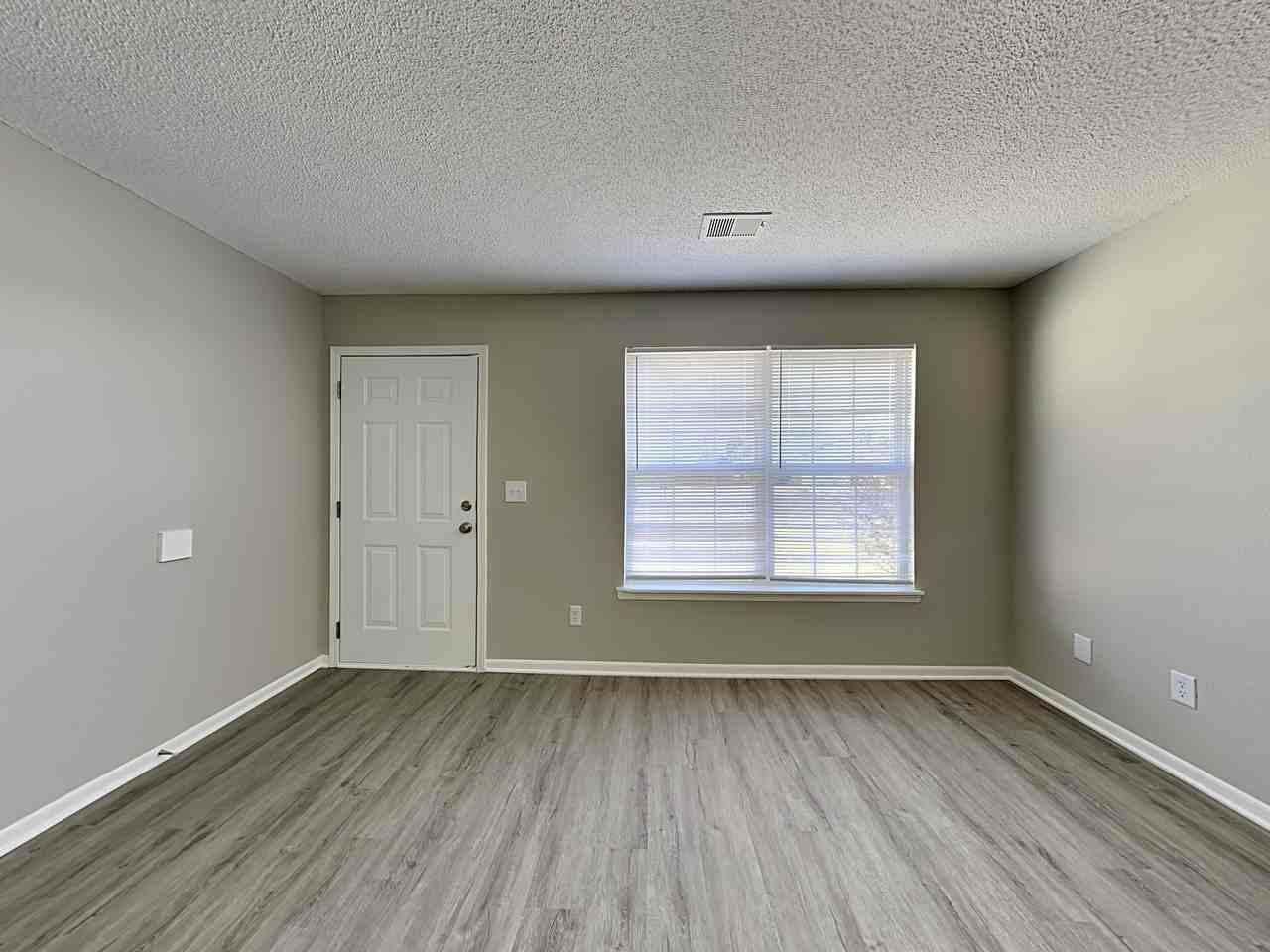 405 Nw Woodbury Dr - Photo 2 of 18