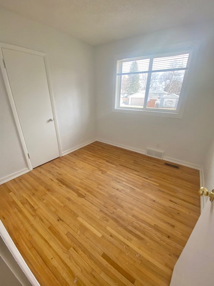 317 27 St S - Photo 2 of 13