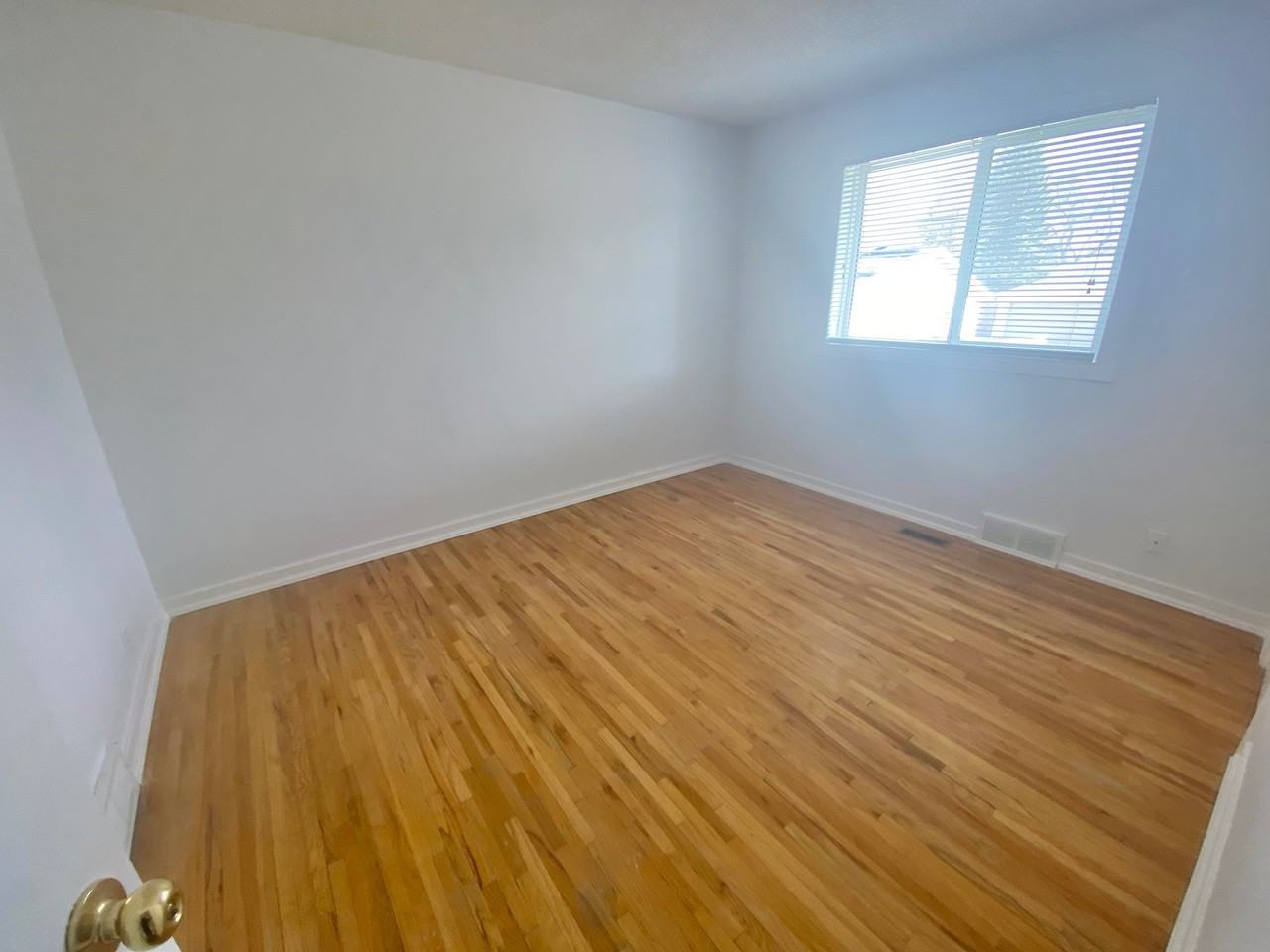 317 27 St S - Photo 3 of 13